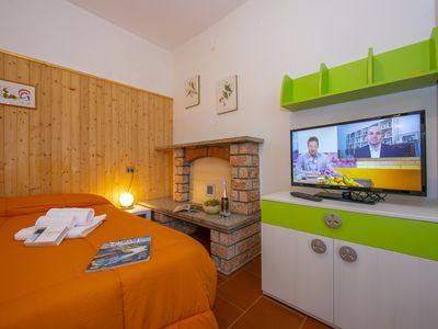 Das Studio-Apartment mit Doppelbett, Esstisch und TV
