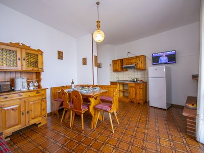 Das Wohnzimmer mit Esstisch und Blick auf die Küche