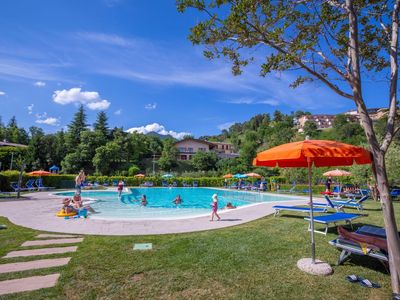 Der Pool des Hotels Pineta Campi liegt 200 m entfernt