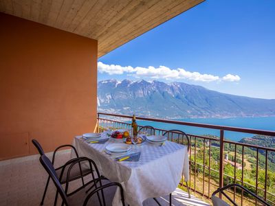 Der Balkon mit großen Räumen und überdacht für Mahlzeiten im Freien