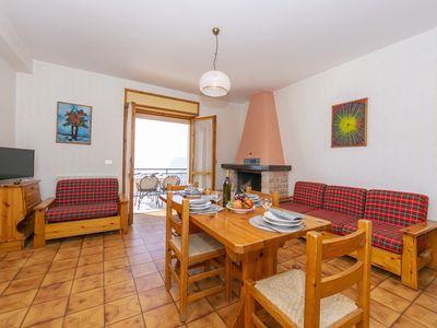 Das Wohnzimmer mit Ausgang zum Balkon