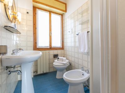 Das Badezimmer mit Dusche, WC und Bidet