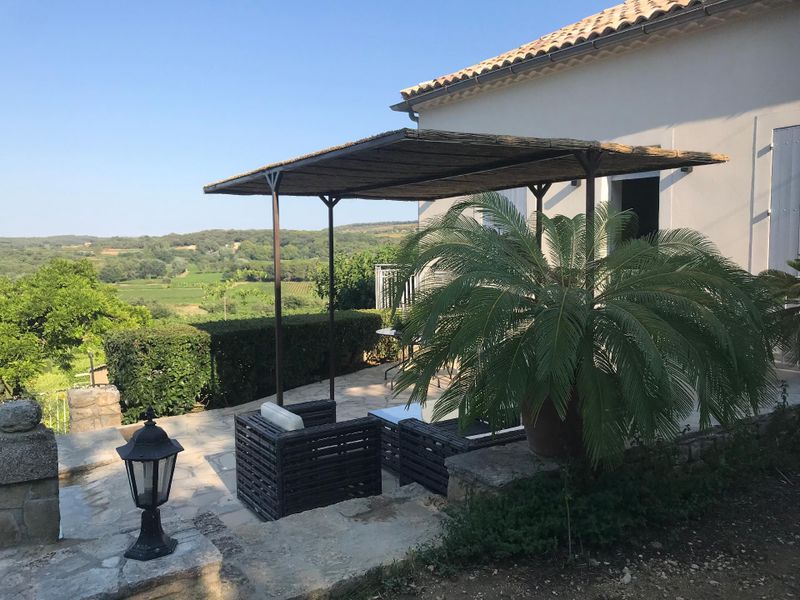 Die Terrasse der Gîte Maison Carrée mit spektakulärem Blick über das Tal.