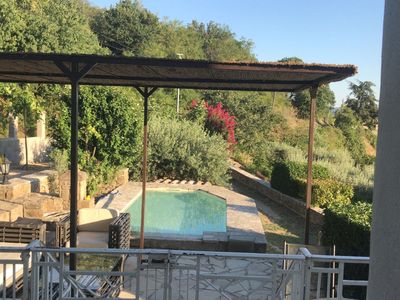 Das Gîte Maison Carrée verfügt über ein privates Waschbecken auf der Terrasse.