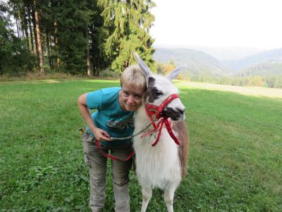 Daniela und Odin beim Wandern