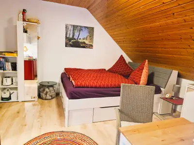 Blick auf Regal, Garderobe und Bett