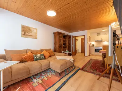 Das Wohnzimmer mit komfortabler Wohnlandschaft, Kabel-TV, offener Küche und Essplatz