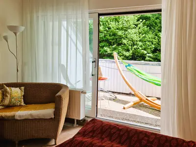 Gemütliche Hängematte auf dem oberen Balkon