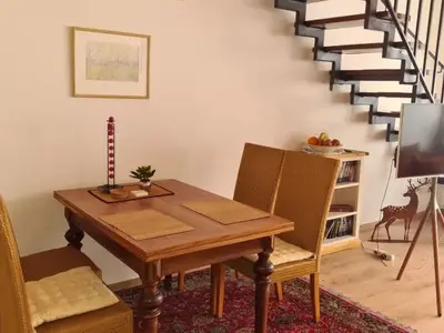 Gemütlicher Essplatz für 4 Personen und Aufgang zur oberen Etage