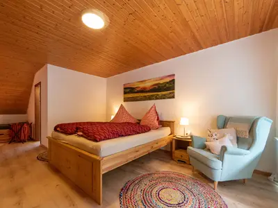 Großes Bett und Sessel im Schlafzimmer