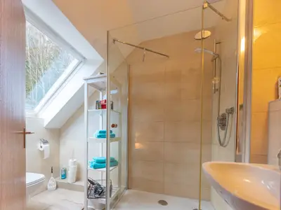 Das Badezimmer mit Tageslicht liegt in der oberen Etage