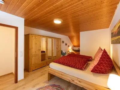 Das Schlafzimmer mit der Kinder-Schlafnische und dem großen Kleiderschrank