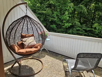 Oberer Balkon mit Hängekorb und Sonnenliege