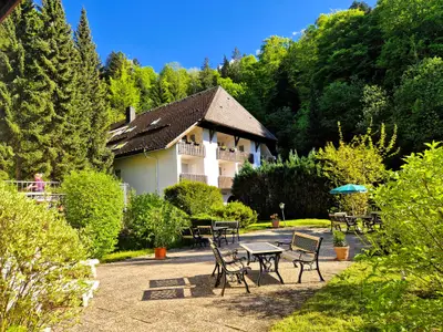 Blick auf Gemeinschaftsterrasse und Haus