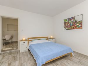 23943777-Ferienwohnung-2-Tribunj-300x225-2