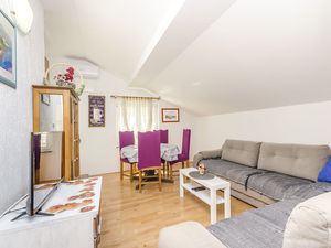 23945330-Ferienwohnung-4-Tribunj-300x225-3