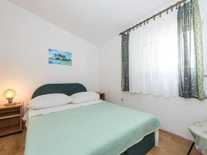 23942102-Ferienwohnung-5-Tribunj-300x225-2