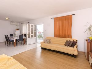 Ferienwohnung für 6 Personen (72 m²) in Tribunj