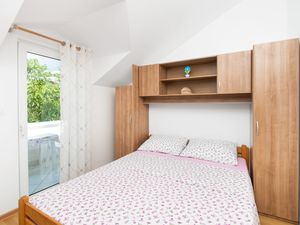 23944746-Ferienwohnung-4-Tribunj-300x225-1