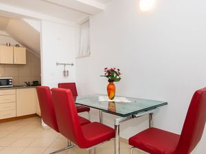 23946384-Ferienwohnung-4-Tribunj-300x225-1