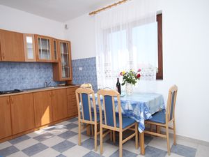 23929046-Ferienwohnung-4-Tribunj-300x225-2