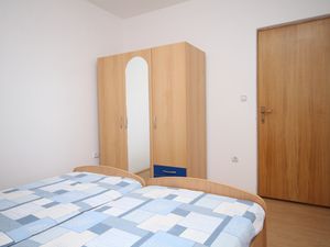 23929046-Ferienwohnung-4-Tribunj-300x225-5