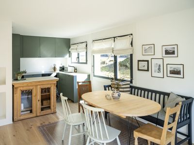 Wohnzimmer mit Esstisch und offener Küche