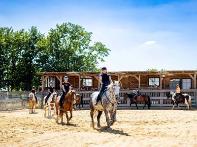 Reitunterricht auf dem Reitplatz