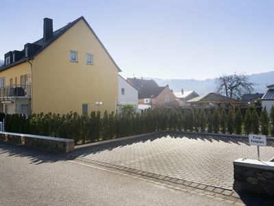 Außenansicht des Gebäudes. Parkplatz