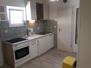 18948189-Ferienwohnung-2-Trogir-300x225-5