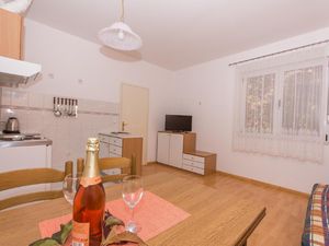 23042621-Ferienwohnung-4-Trogir-300x225-3