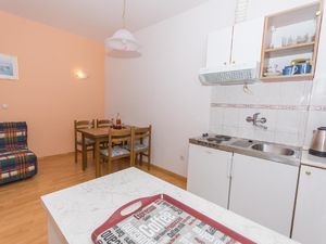 23042621-Ferienwohnung-4-Trogir-300x225-4