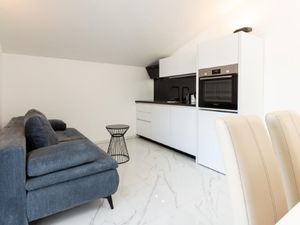 23658607-Ferienwohnung-3-Trogir-300x225-2