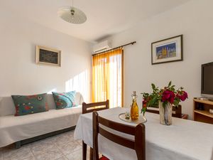 18511193-Ferienwohnung-4-Trogir-300x225-2