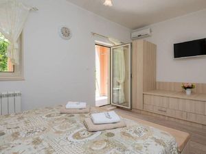 23309401-Ferienwohnung-3-Trogir-300x225-3