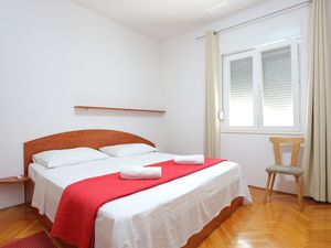 23927987-Ferienwohnung-2-Trogir-300x225-4