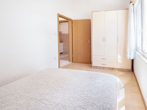 23942697-Ferienwohnung-3-Trogir-300x225-4