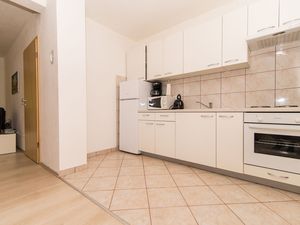 23945757-Ferienwohnung-4-Trogir-300x225-5