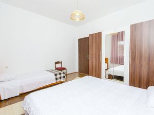 23942110-Ferienwohnung-6-Trogir-300x225-2