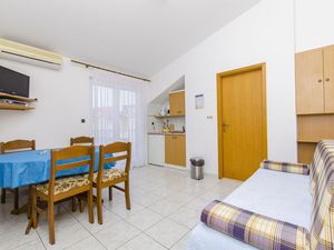 23942441-Ferienwohnung-3-Trogir-300x225-2