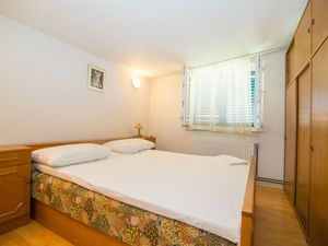 23943143-Ferienwohnung-4-Trogir-300x225-5