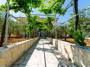 23943159-Ferienwohnung-3-Trogir-300x225-1