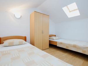 23944592-Ferienwohnung-6-Trogir-300x225-5