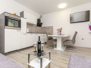 23944901-Ferienwohnung-4-Trogir-300x225-1