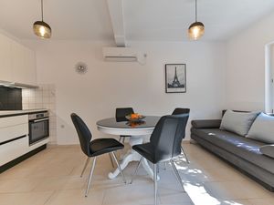 23983455-Ferienwohnung-4-Trogir-300x225-3