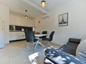 23983455-Ferienwohnung-4-Trogir-300x225-4