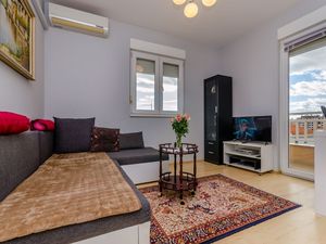 23945807-Ferienwohnung-5-Trogir-300x225-5