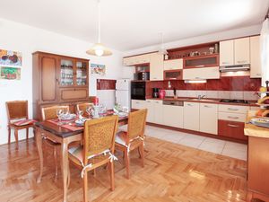 23944696-Ferienwohnung-4-Trogir-300x225-2