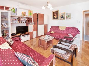 23944696-Ferienwohnung-4-Trogir-300x225-5