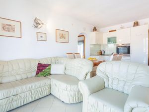 23722585-Ferienwohnung-4-Trogir-300x225-1